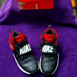 Nike Team Hustle 08 Size 8 (Kids) Shoes
